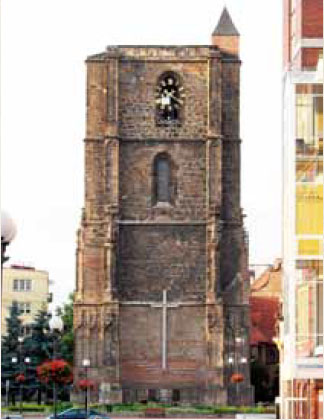 Od 2005 r. wypalona w czasie II wojny światowej dzwonnica kryje także Skarbiec Nyskiej Katedry.
