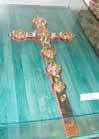 Krzyż relikwiarzowy z XVII w ze średniowiecznymi rozetami.